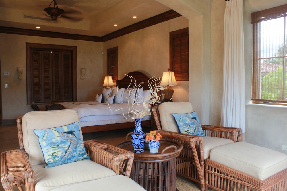 CR Luxury Los Sueños Condos