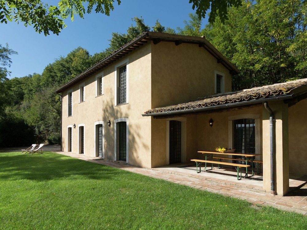 Villa in Sermugnano With Pool & Garden