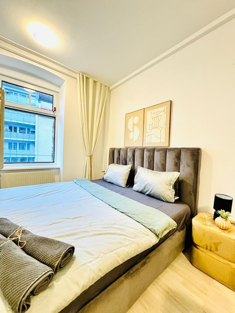 Spacious 7BR Apartment Prime Location