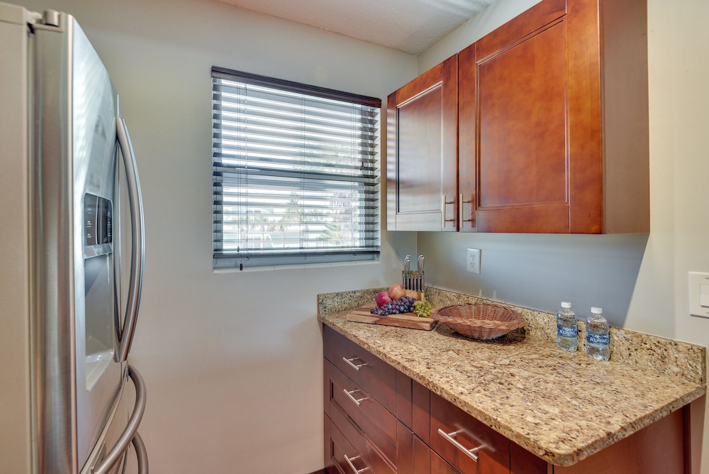 Florida Getaway - Balconies, Grill & Near Beaches!