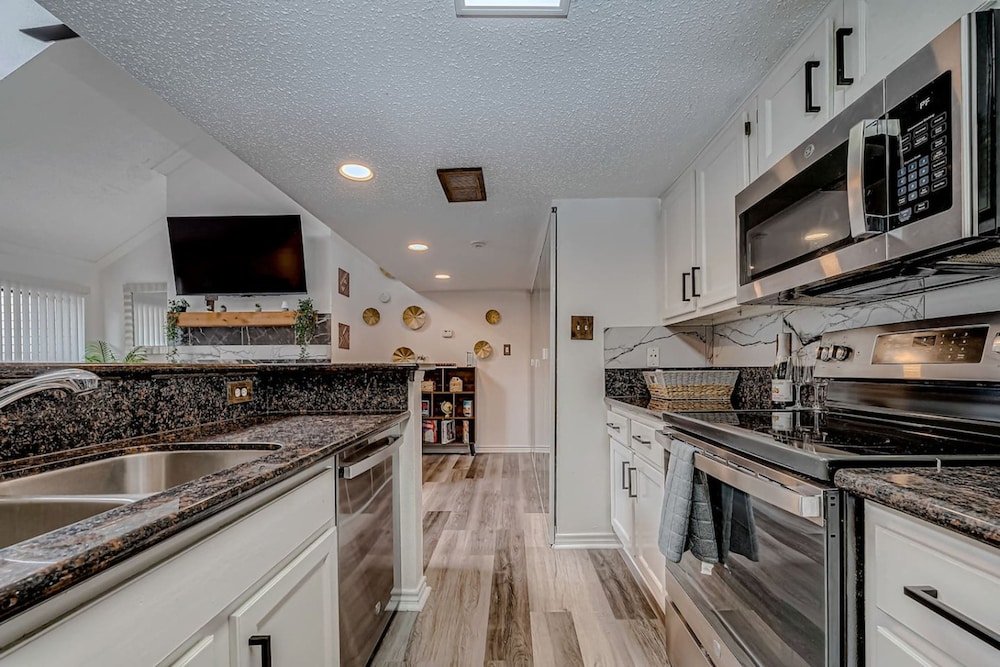 Upscale 1BR Condo in Med Center