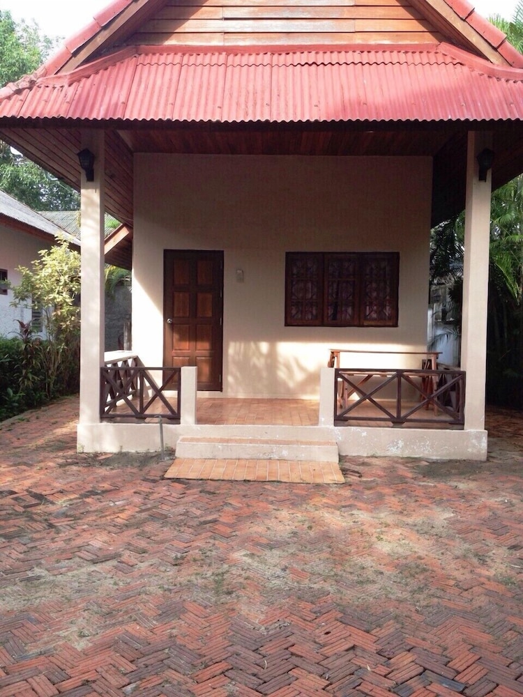 Baan Rim Lay Lipa Noi