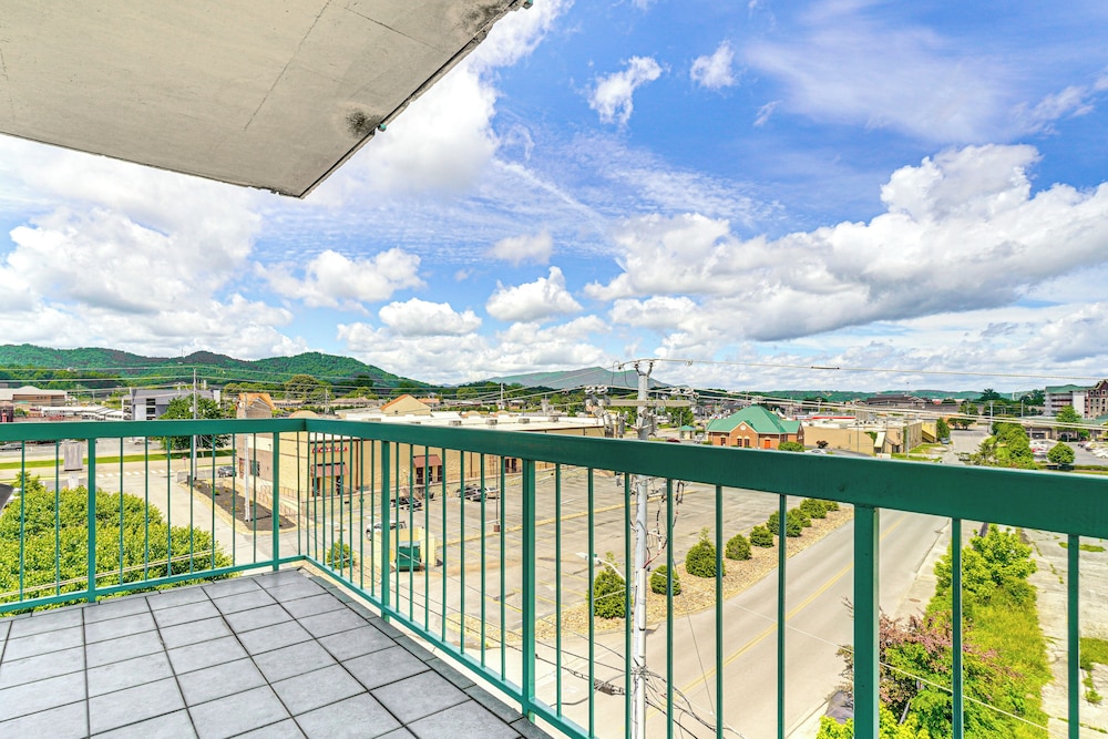 1 Mi to The Island in Pigeon Forge: Condo w/ Pools
