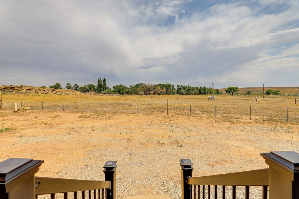 < 2 Mi to Skinwalker Ranch: 'rustic Cliff' Retreat
