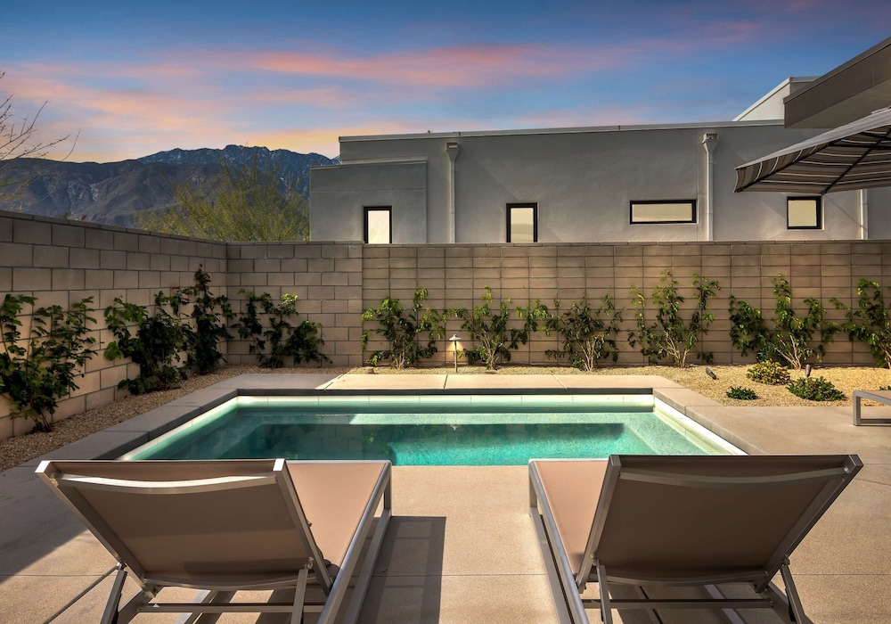 Modern Miralon - Sophisticated Retreat for Up To 5 w/ Resort Amenities