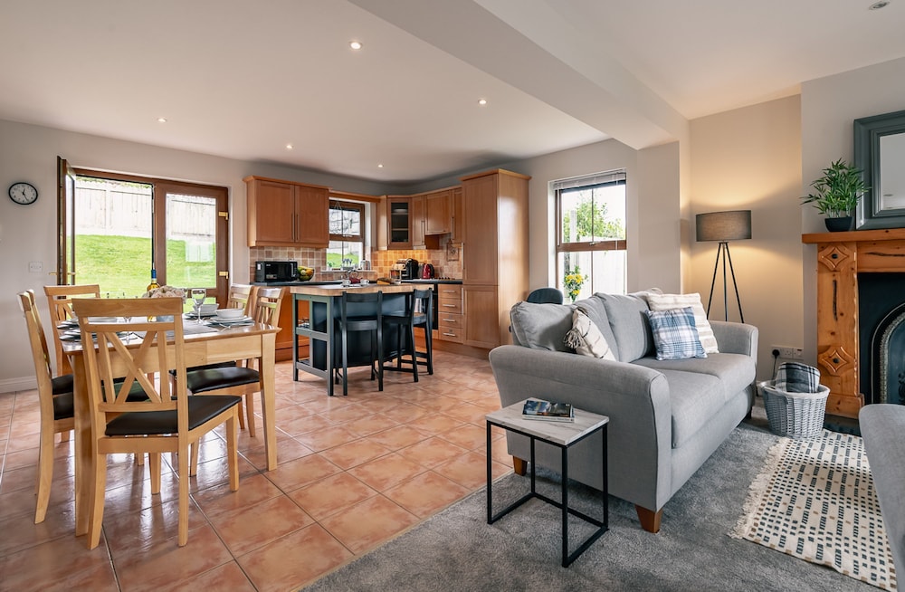 2 Bedroom Home in Kenmare With sea Views to Sleep 4