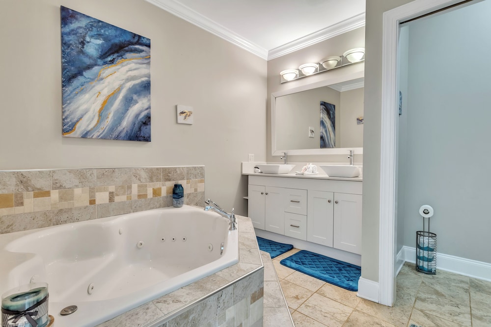 Heated Pool King Bed Jacuzzi Bath Arcade