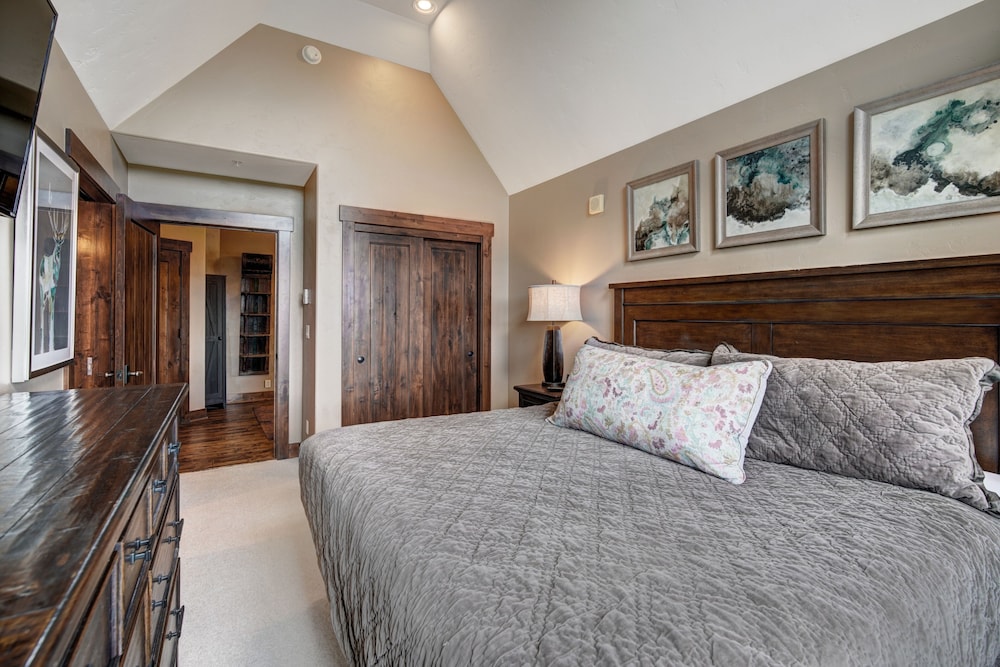 4 Bdrm/4 Bath On Peak 7- Luxury & Modern 4 Bedroom Condo by RedAwning view 5
