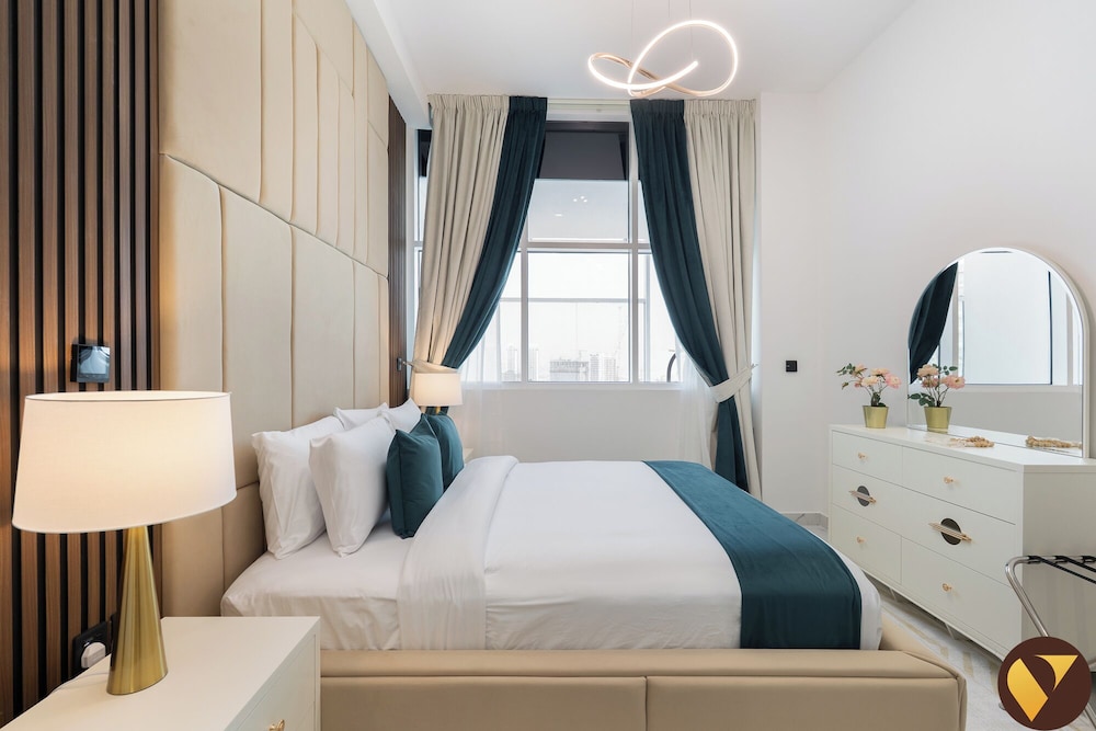 Vogue Opalz short Drive to Dubai Hills M