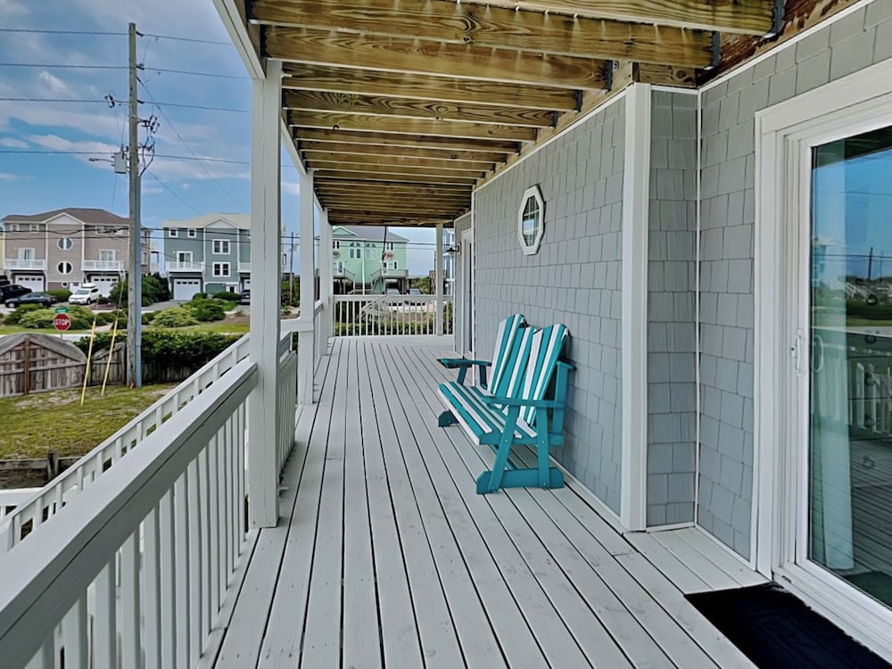 Salty Seahorse by Topsail Realty