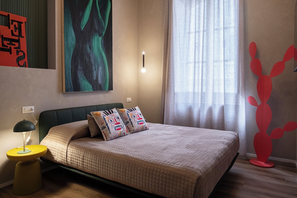 Reverse Art Hotel