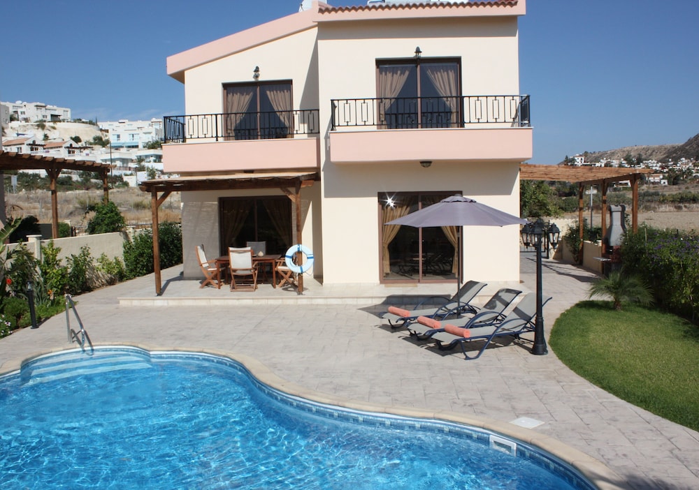 Seaside 2-bedroom Villa With Private Pool, Garden & Wifi Your Perfect Escape!