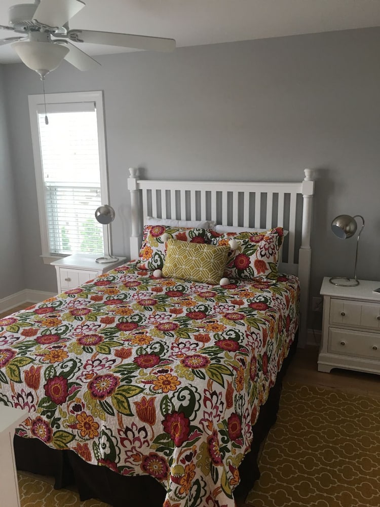 Best Day Ever 4 Bedroom Home by RedAwning
