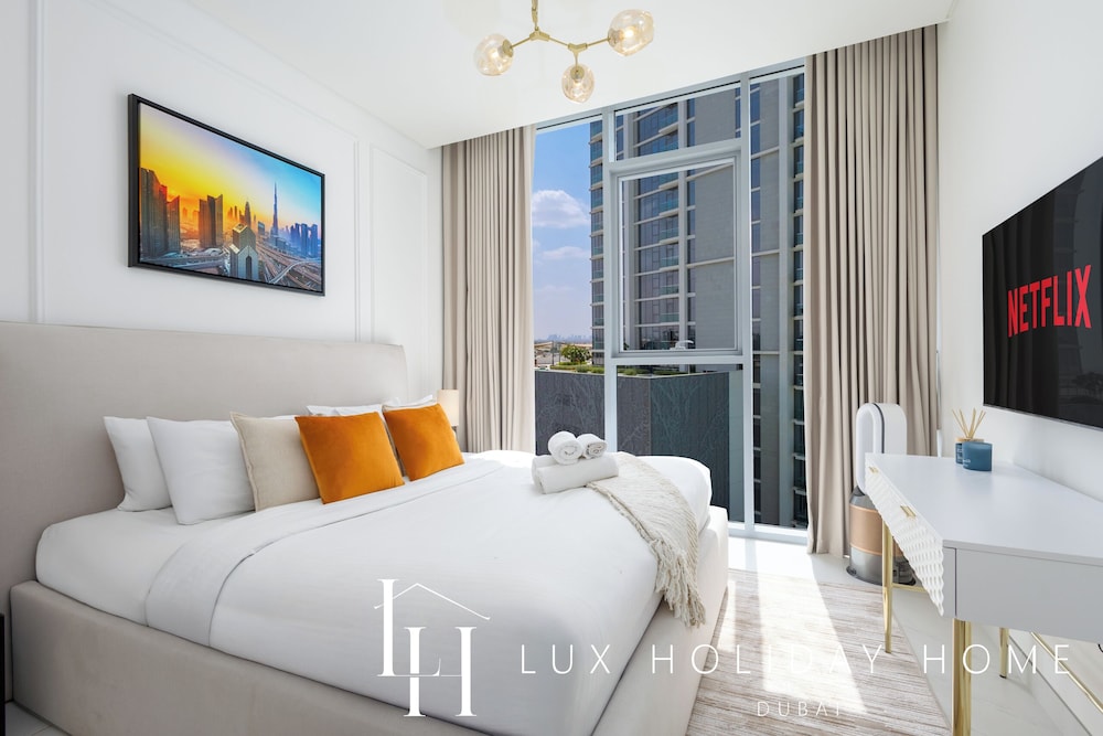 LUX | 2BR Lagoon View – District One, 10–15 min Burj Khalifa