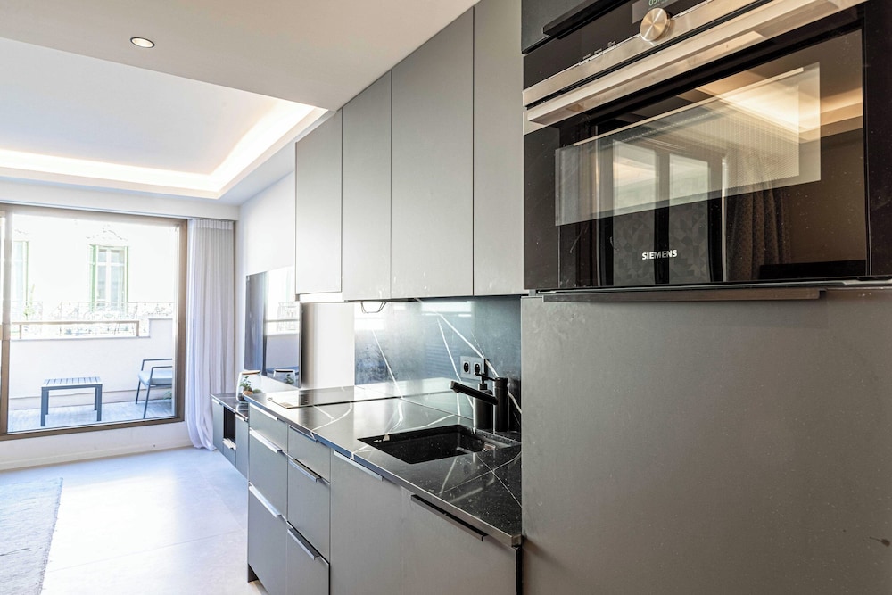 2 Room Apartment in Heart of Cannes+20m2 Terrace