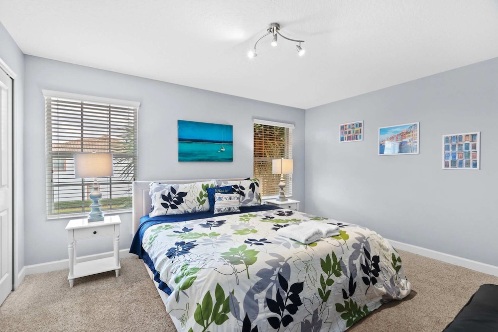 Spacious 4BR Townhome With Pool at Storey Lake