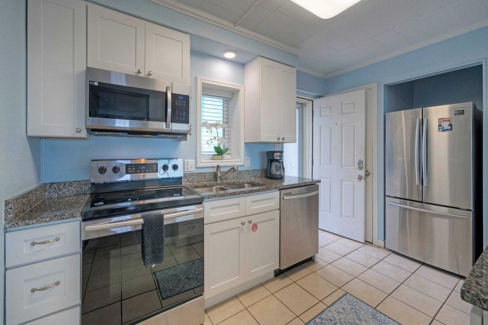Beachfront Condo w/ Ocean View, 2 Pools, Boardwalk to the Beach Island Getaway