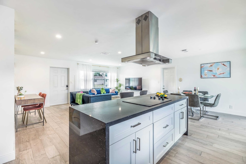 Pool, Hot Tub & Putting Green Near Deerfield Beach Oasis on Fourth by Avantstay