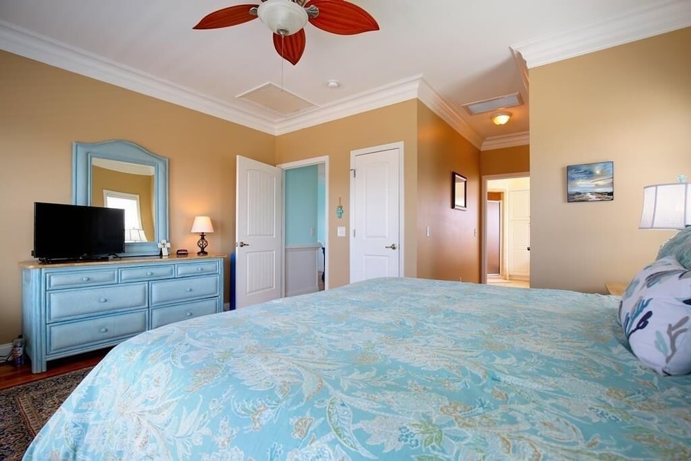 Halfway To Heaven 5 Bedroom Home by RedAwning