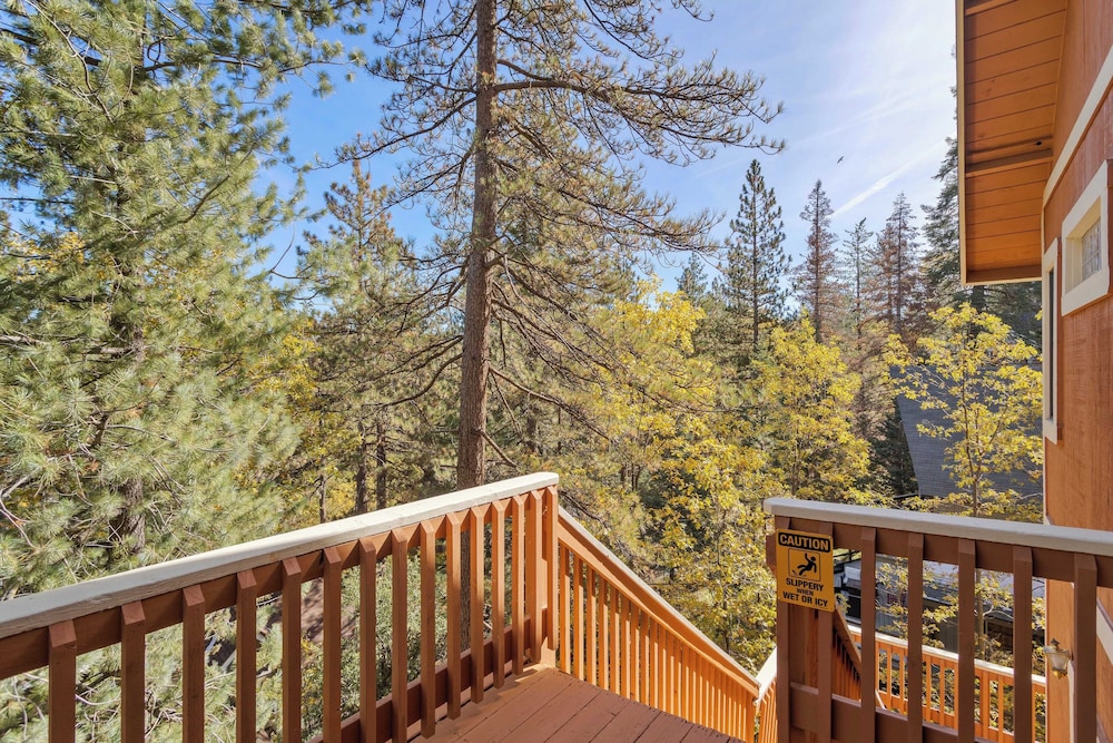 5bdr Stay w/ Fireplace, Game Room & Family-friendly Amenities Arrowhead Chalet by Avantstay