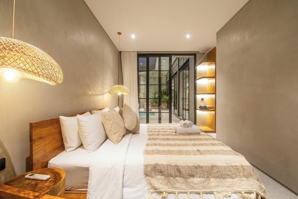 Stylish 5BR Boho Hideaway, 5 Minutes Bingin Beach