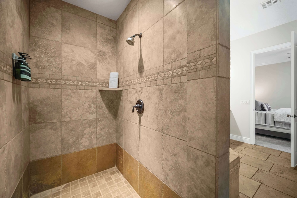 Pool & Sunshine Retreat - Resort-style Amenities