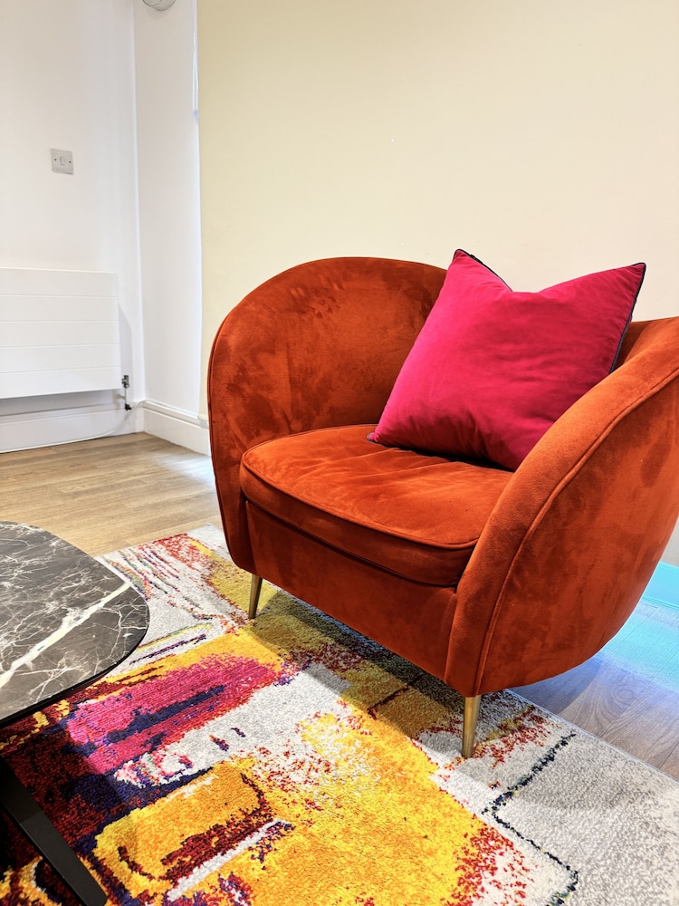 STUNNING 2 BED APARTMENT WITH PARKING