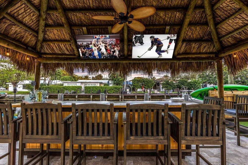 New Waterfront Oasis, Minutes to Beach, Eats, Shops
