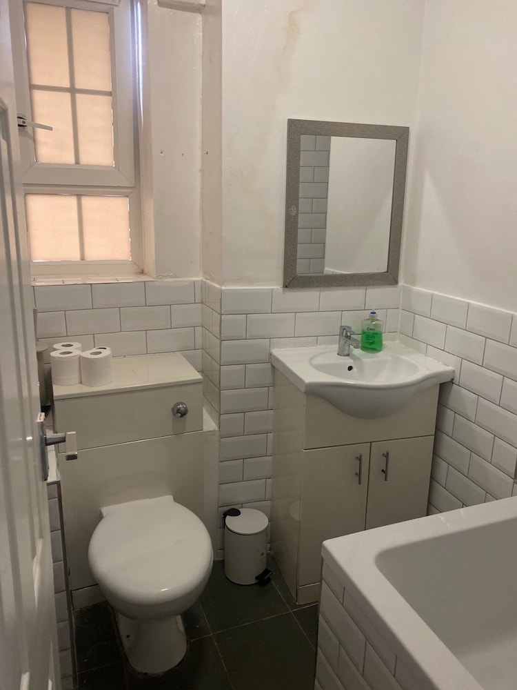 3 Bed Flat - Sleeps 6 - Parking - Wifi