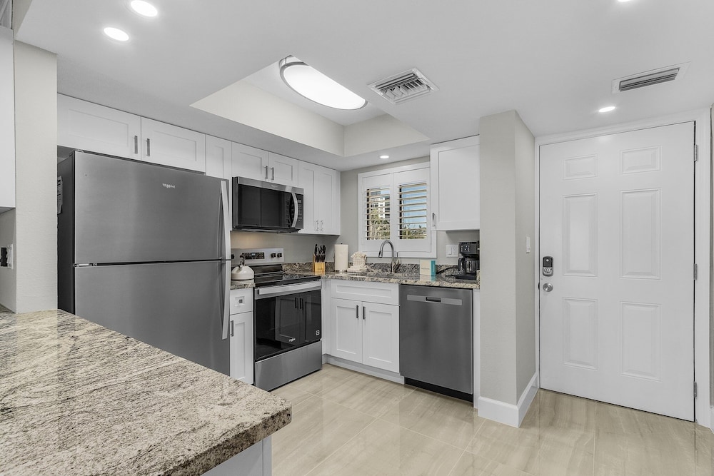 Seaside 108: Oceanview 2br/2ba Condo With Pool, Steps To Beach 2 Bedroom Condo