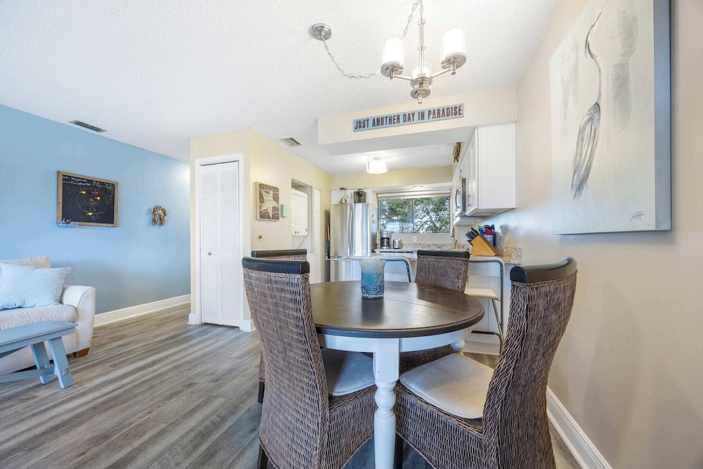 Treetop Beach Condo Sleeps 7!