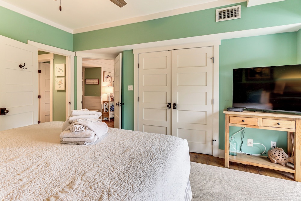 Easy Beach Access! Walkable Hilton Head Condo