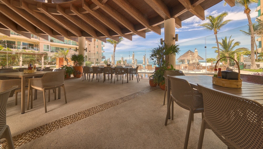Luxury 4 BR Condo - Private Beachfront Deck With Pool