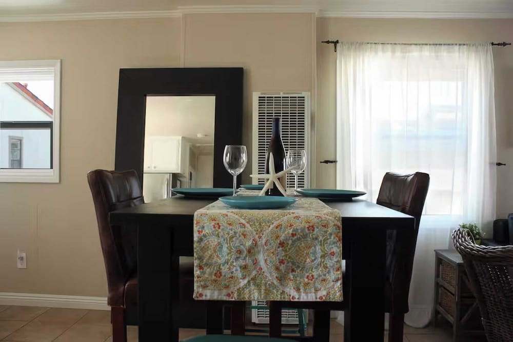 Waterfront Newport Condos w. Dock Access, Walk to Balboa Fun Zone and Beach