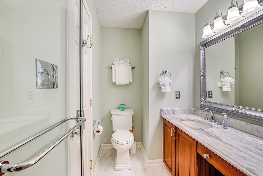 Steps to Sand: Walkable Condo in Myrtle Beach!
