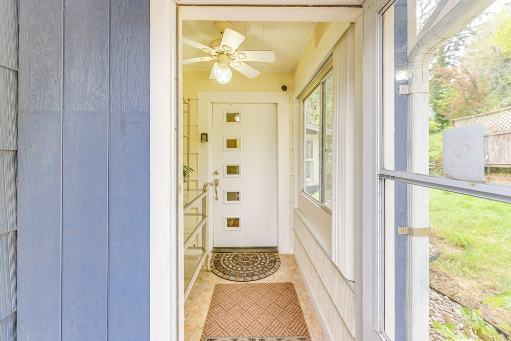 10 Mi to South Beach & Newport: Home w/ Deck!