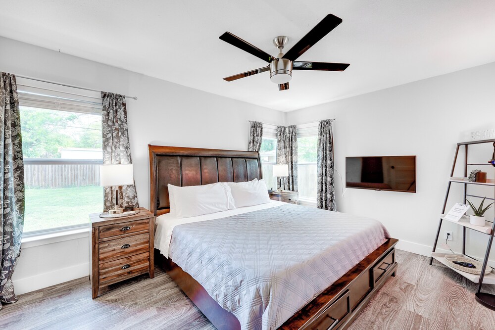 San Antonio Home, 2 Mi to Airport - Pets Welcome!