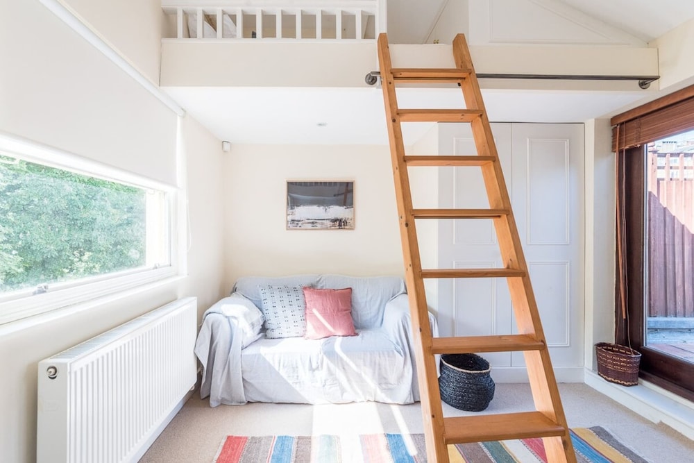 Elegant 3 Bedroom Home Located in South Kensington