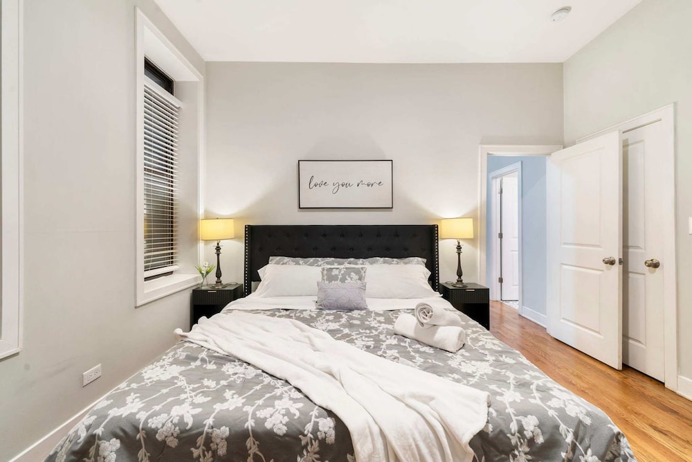 Spacious Pilsen 4 Bed 4 Bath Family Retreat