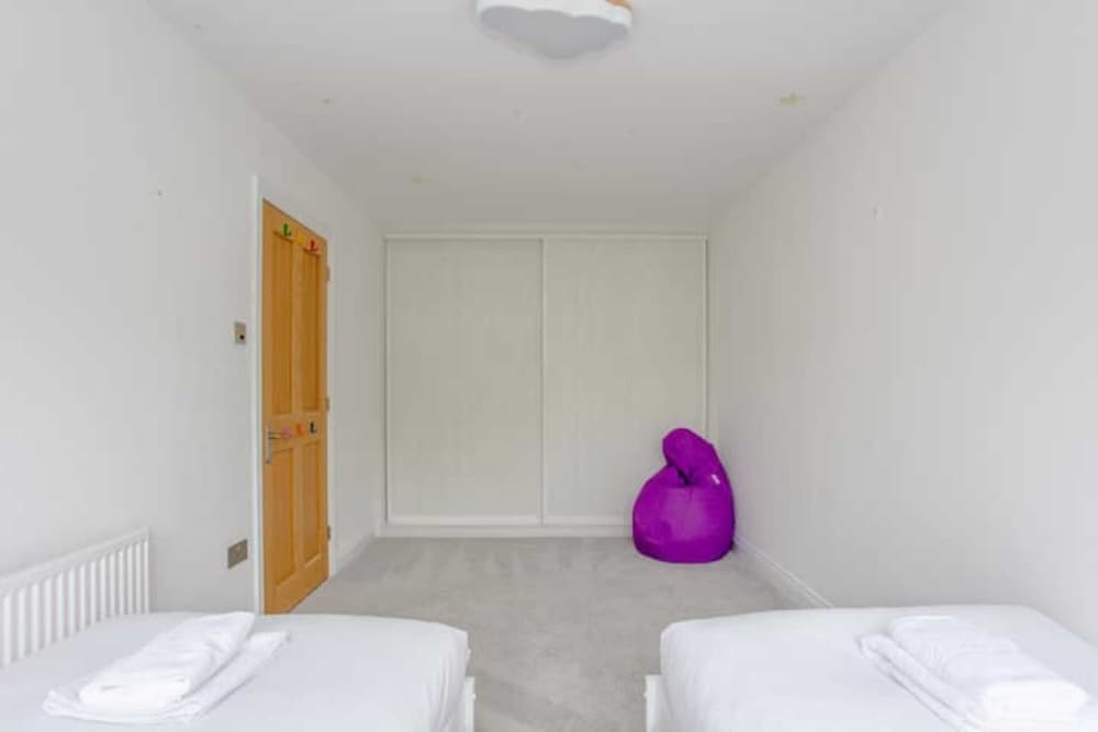 Spacious 3 Bedroom Apartment With Large Balcony