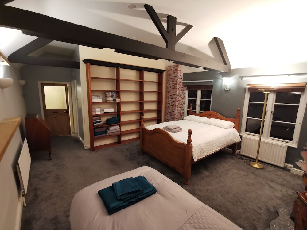 House - Sleeps up to 14 & Parking Available view 4
