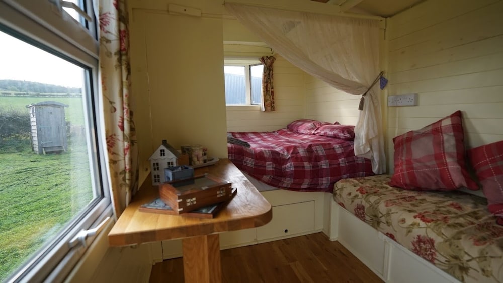 Showman's Hut @ Westcote view 3