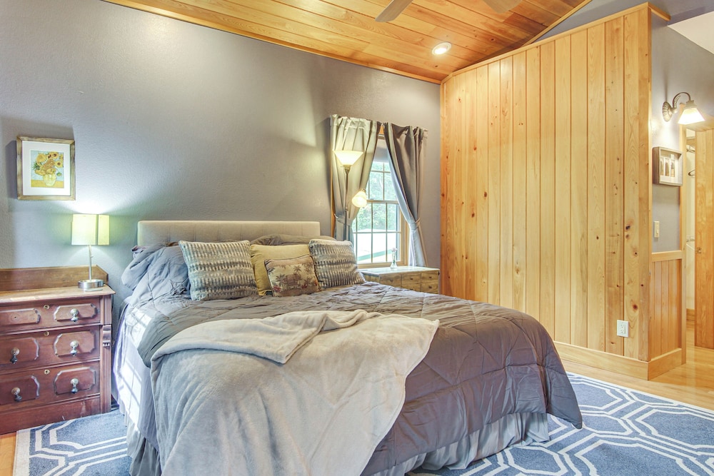 Wraparound Porch w/ Views: Blue Ridge Mtn Gem!