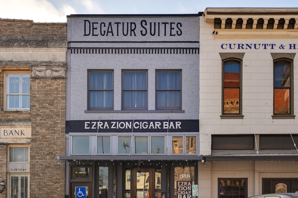 Western-themed Decatur Studio on Main Street! view 4