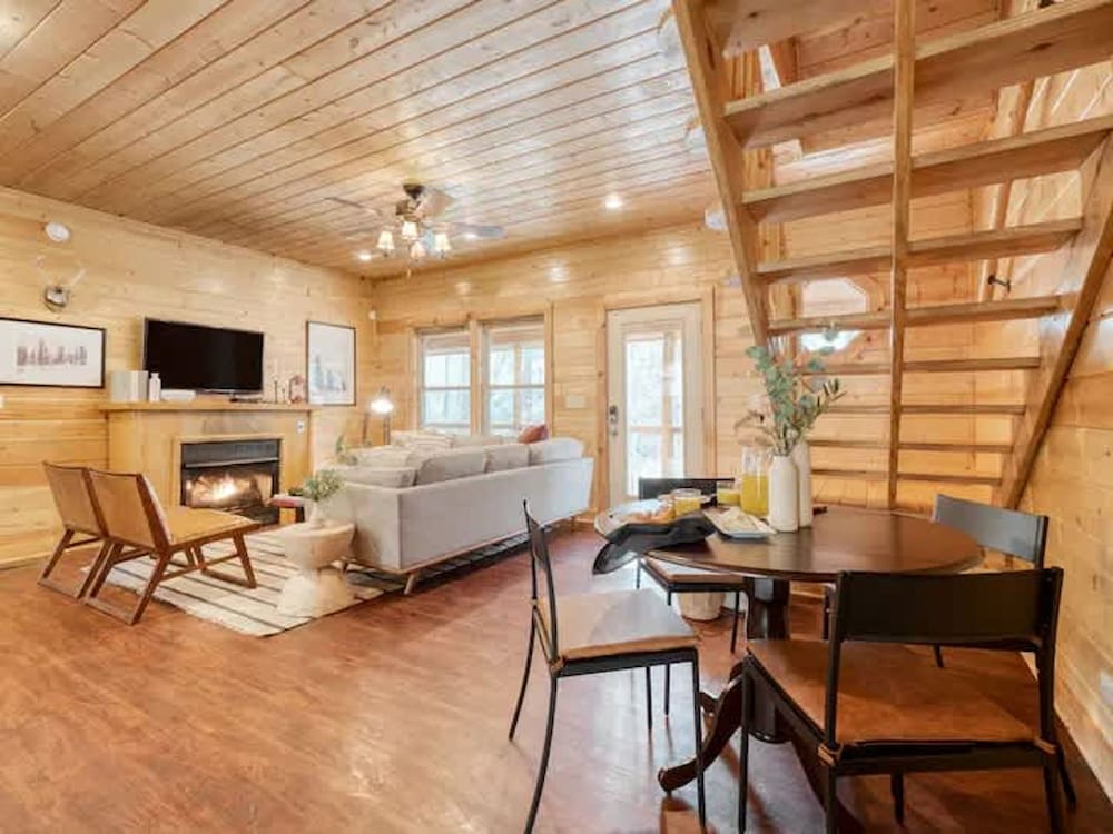 Charming Smoky Mountain Cabin w Hot tub Views