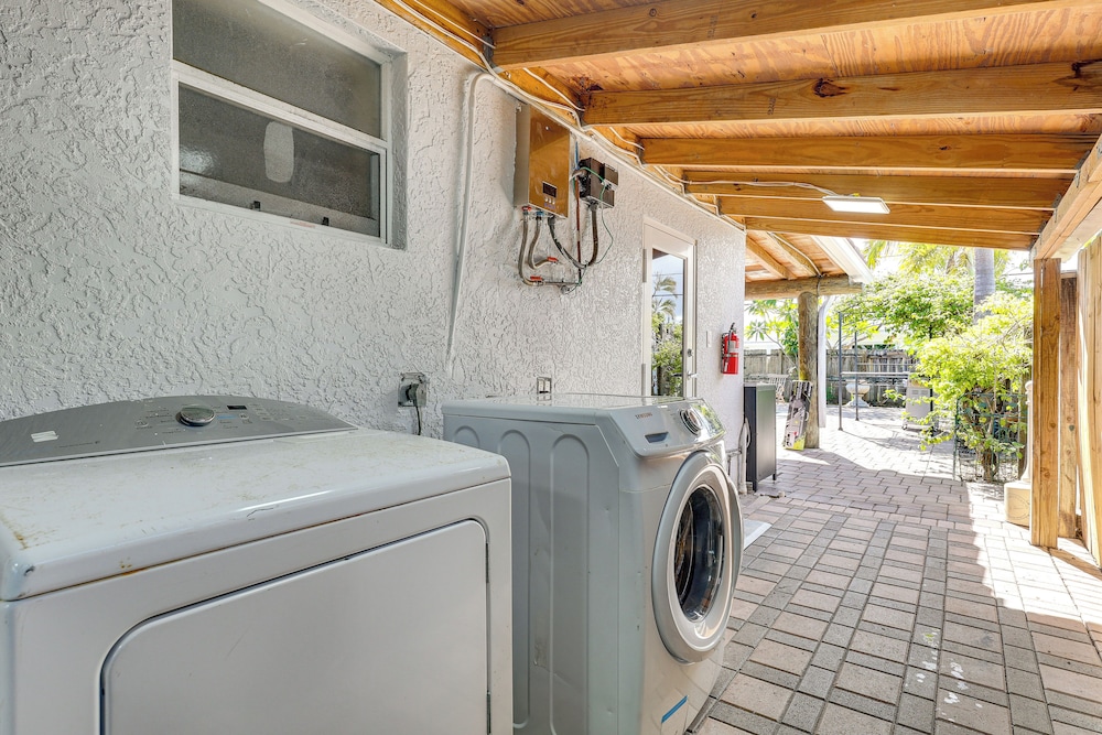 Fish, Swim & Relax Poolside! Deerfield Beach Oasis