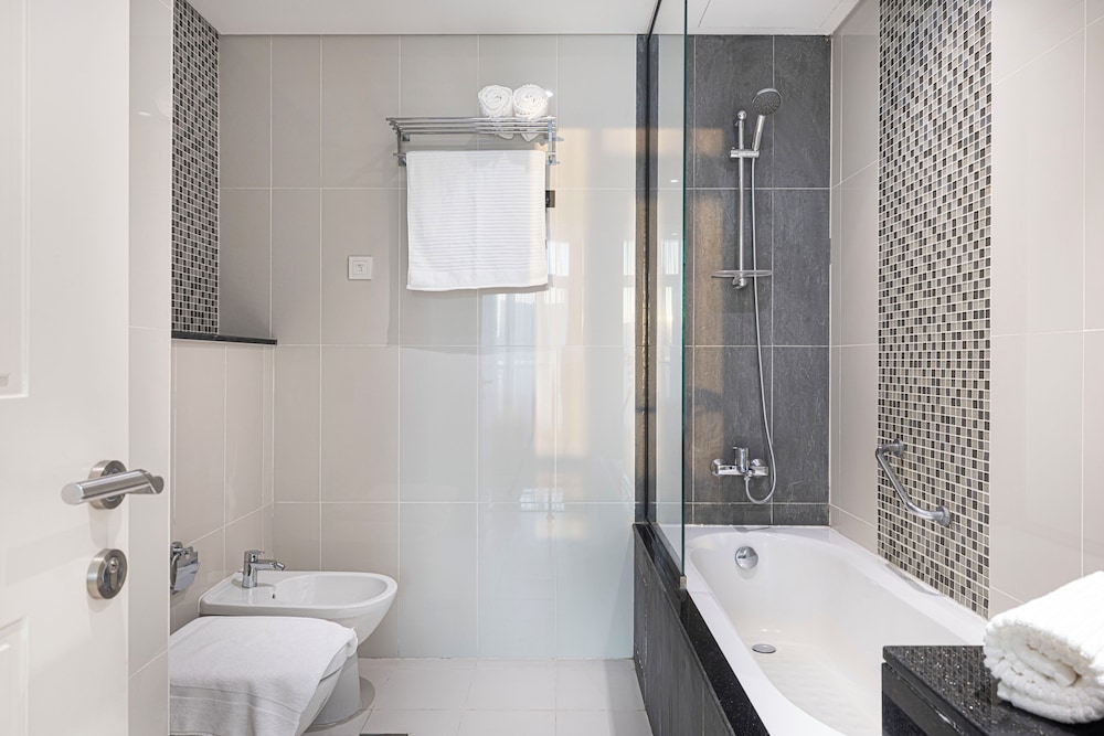 DAMAC Suites by Hostiva – Burj & Fountain