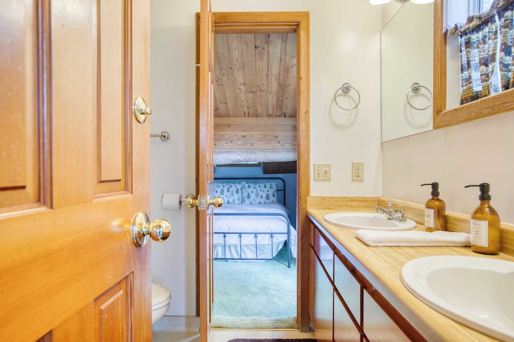 Waterfront Big Bear Cabin w/ Hot Tub, Private Dock & Firepit Lakeside on Lagunita