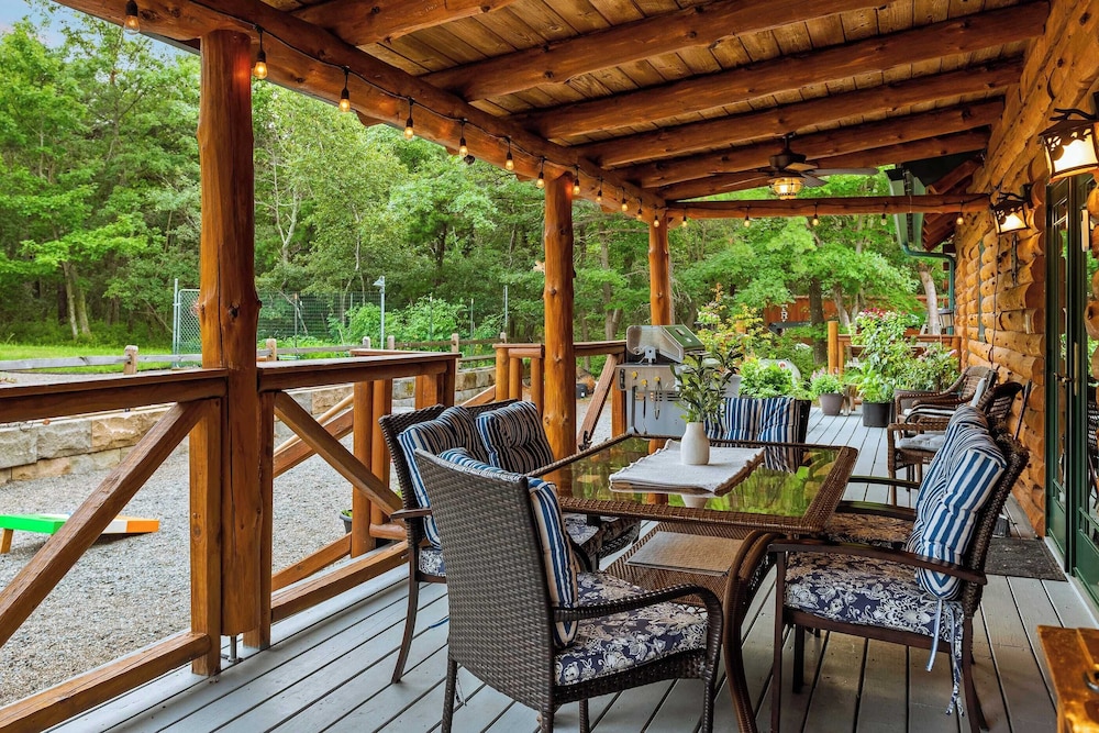 Bigwood Cabin Retreat Hot Tub, Game Room, Firepit Lounge & Private Yard
