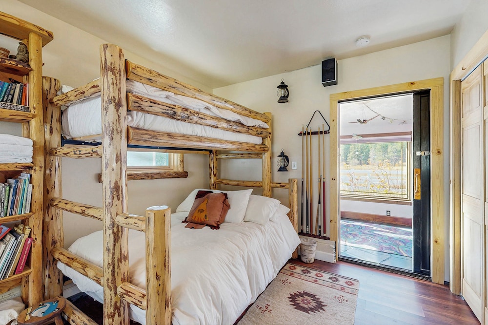 Unique 3br: Mountain Views, Hot Tub & Wood Stove